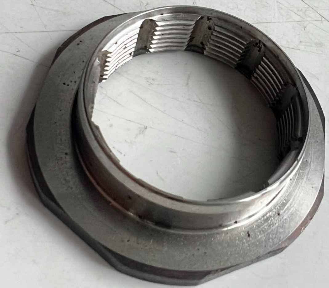 TUERCA DE PUNTAEJE - Para Neutralizador/4x4 Automático. Type 16; Thread; 1-5/8" x 16; Hex Size: 2-3/8"; Height: 5/8" foto 1