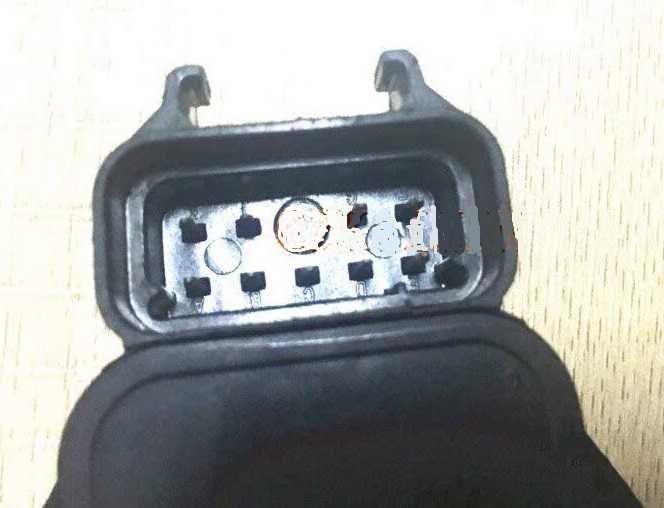 SENSOR DE POSICIÓN DE ACELERADOR - En el Pedal foto 2