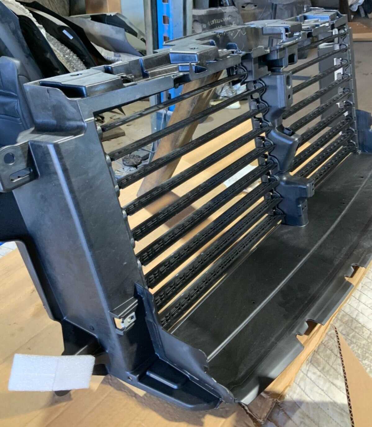 TOMAIRE DE VENTILACION DEL RADIADOR - Tipo persianas, con motor foto 2